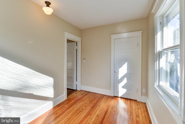 Building Photo - 4215 River Rd NW