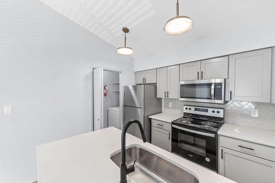 Primary Photo - Silverwood Apartments