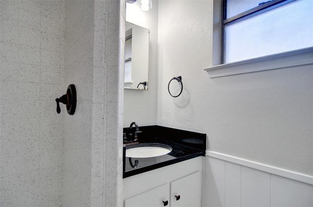 Building Photo - 208 Rolling Hills Dr