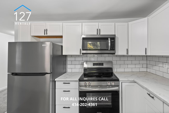 Building Photo - Updated 3BR Apartment with Modern Kitchen ...