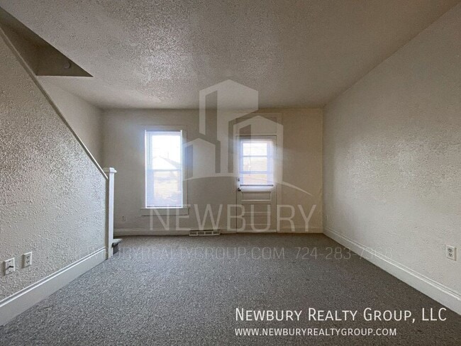 Building Photo - 33 Hickory St