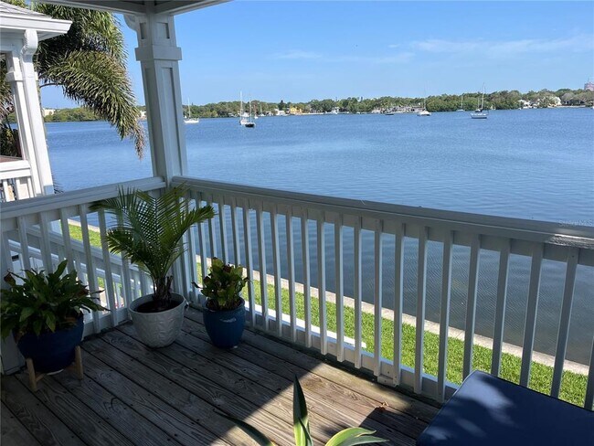 Building Photo - 205 Pompano Dr SE