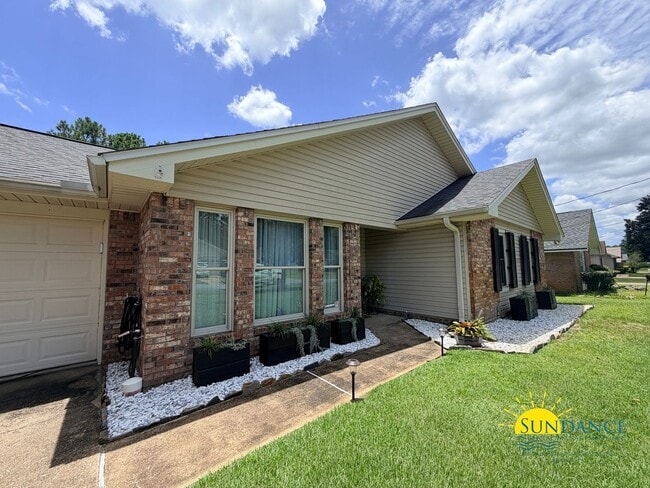 Building Photo - 541 E Timberlake Dr