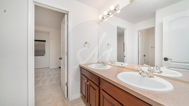 Building Photo - Gorgeous Rancher Located in University Bluffs