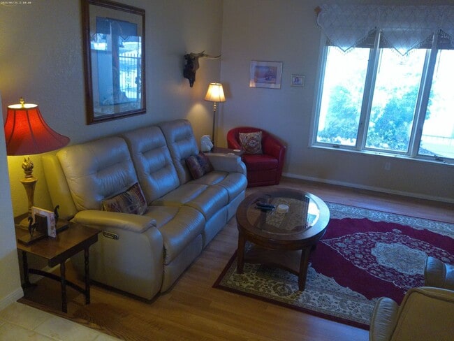 Building Photo - Entertainers Delight Beautiful Pool home Available May 12 to Sept 15, 2026