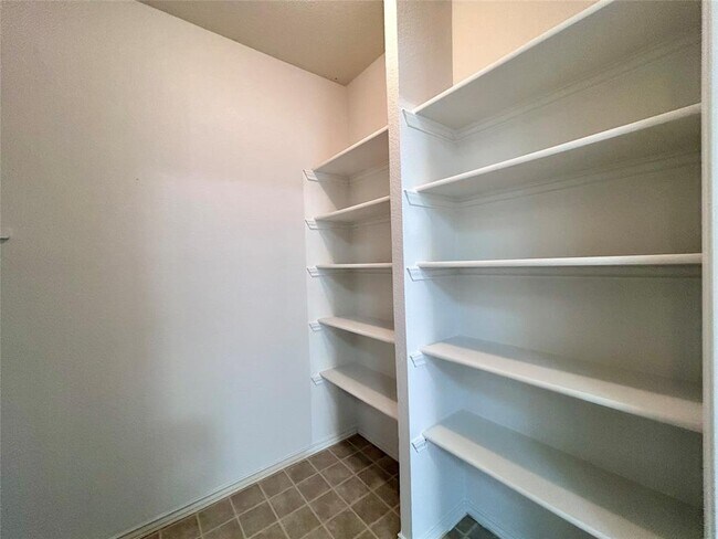 Building Photo - 716 Leann Ln