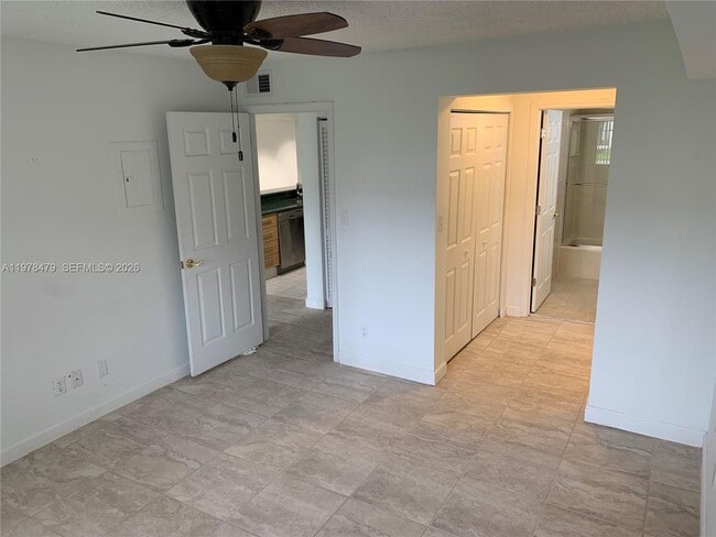 Building Photo - 570 S Park Rd