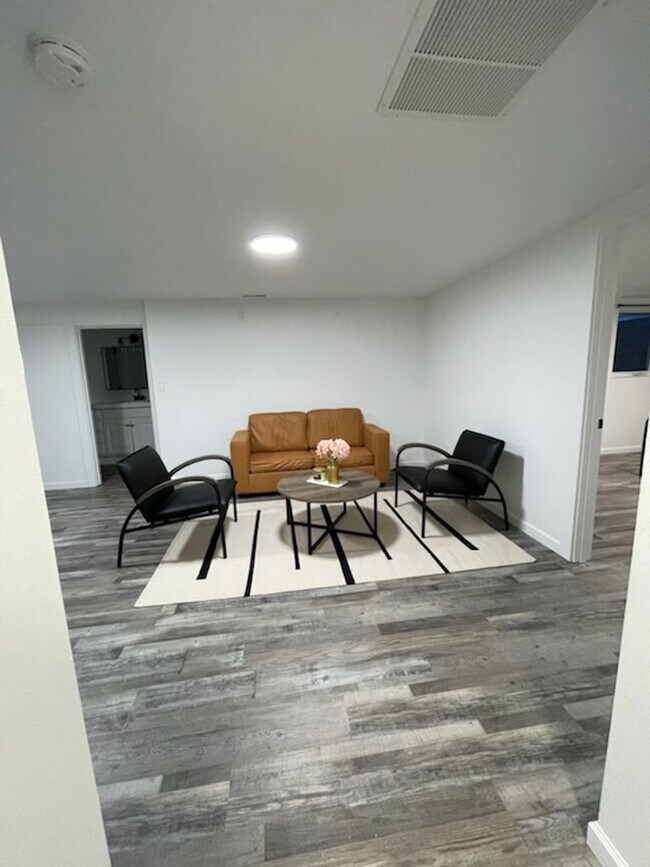 Building Photo - Room for rent in shared home near UP