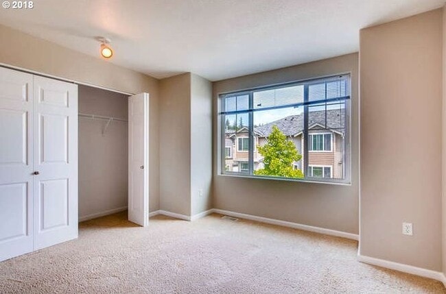 Building Photo - Beautiful Townhome Available in the Progress Ridge Subdivision in Beaverton!