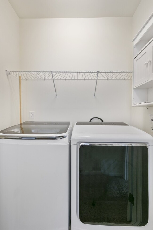 Building Photo - End Unit Townhome | Washer/ Dryer Included...