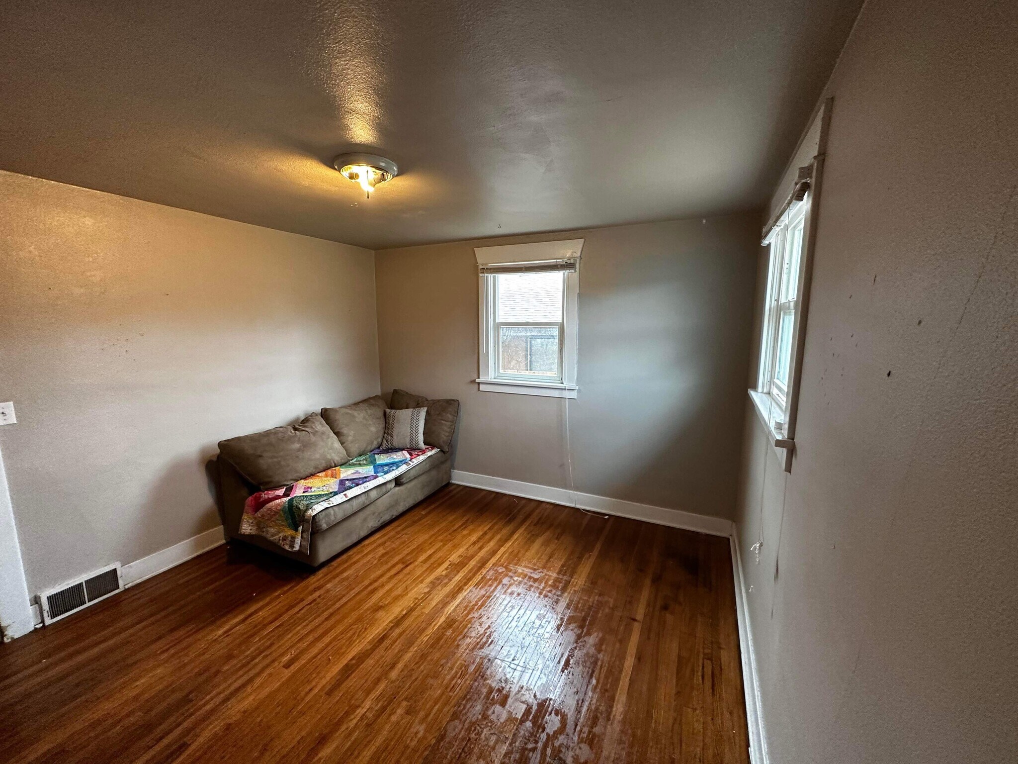 Back bedroom - 420 W Shannon Ave