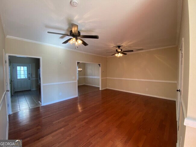 Building Photo - 212 Village Dr
