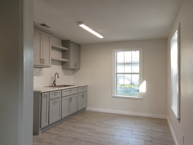 Building Photo - 2530 Halsey St