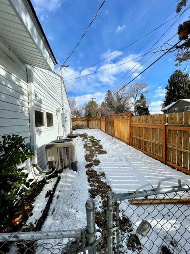 Building Photo - Wonderful Single Level Updated home with A/C!