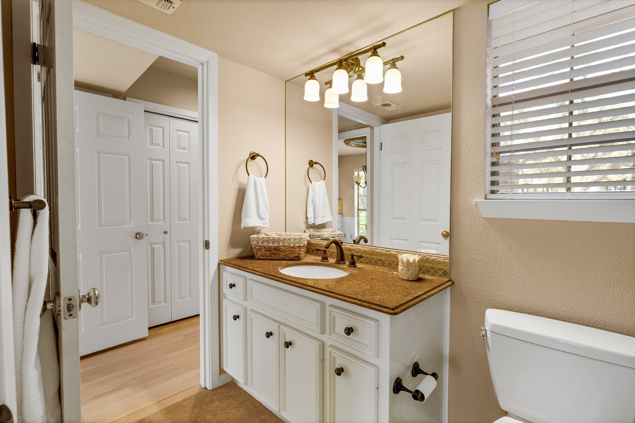 Building Photo - 9006 Balcones Club Dr