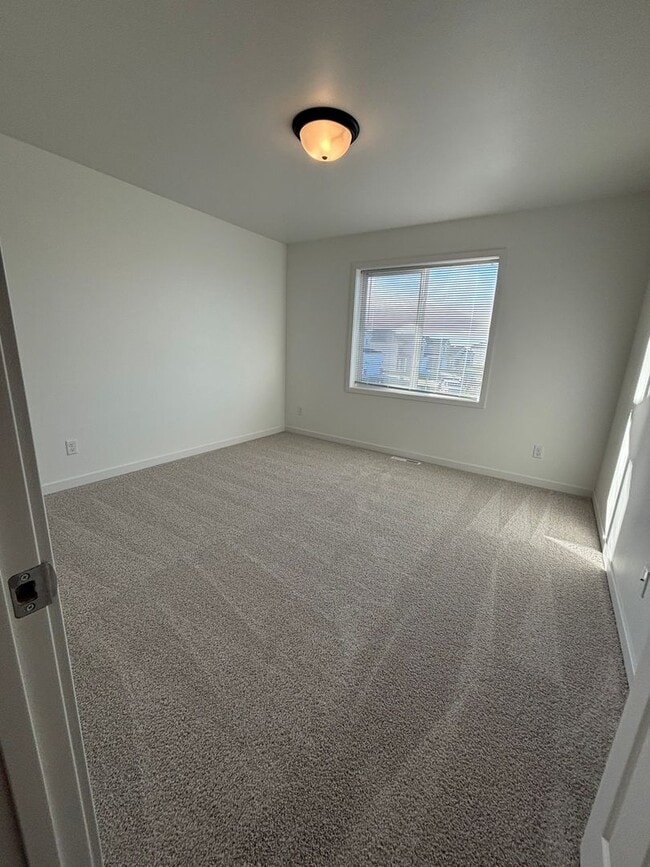 Building Photo - 3 Bedroom 3 Bathroom Townhomes