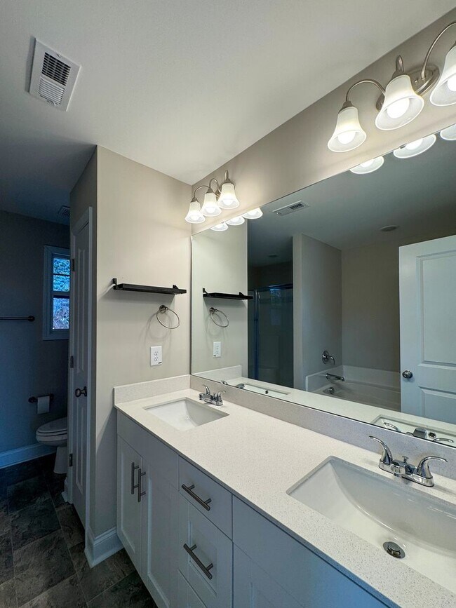 Building Photo - Beautiful 4 Bed 3 Bath Home with Easy Access to I-295