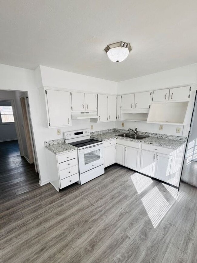 Building Photo - Beautiful 3-4 Bedroom 2 Bathroom Home