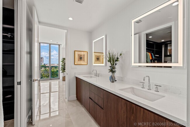 Building Photo - 485 E Royal Palm Rd