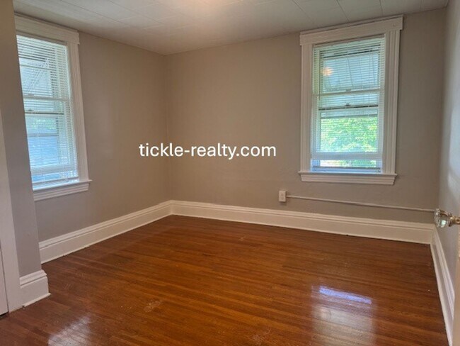 Building Photo - 3 Bedroom - Single Family Home!