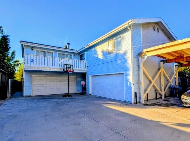 Building Photo - 927 Freeman Ave