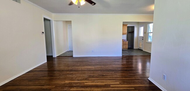 Building Photo - Sun filled Sunset Heights 3 Bed!