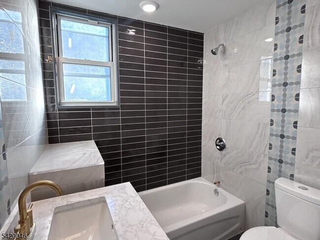 Building Photo - 546-550 E 25th St