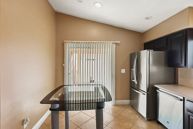 Building Photo - Beautiful, Single Story, 2 bed, 2 bath, To...