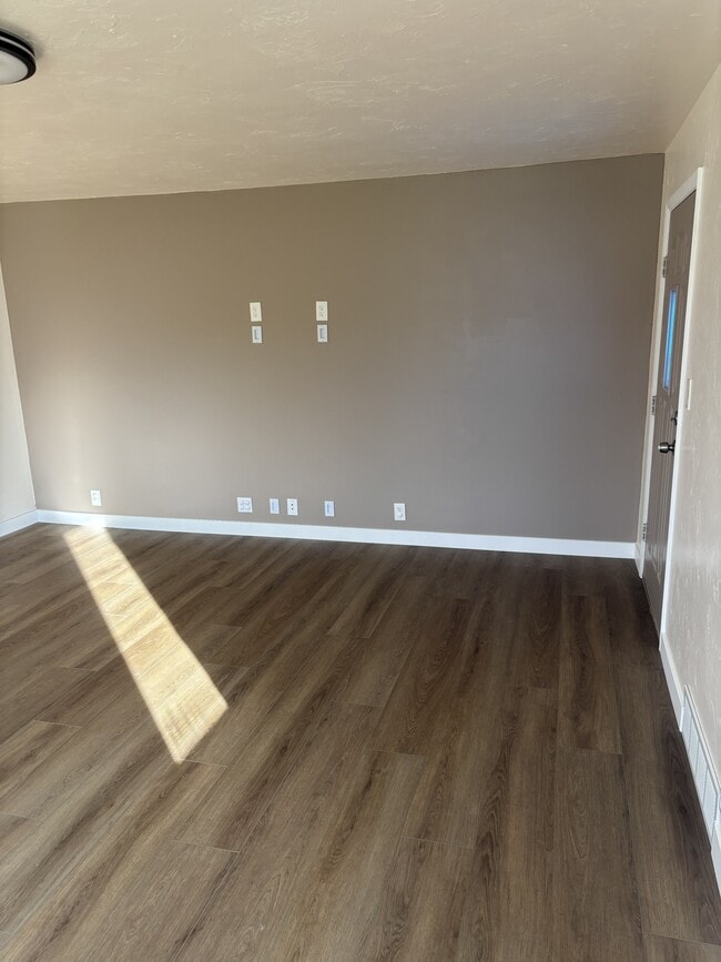 Building Photo - 296 S 100 E