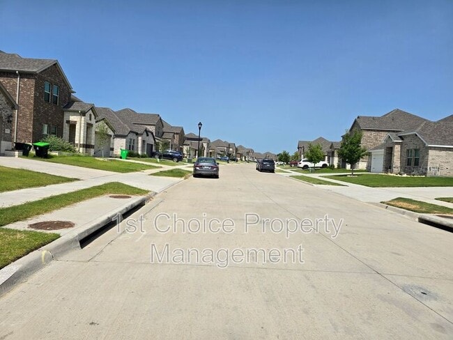 Building Photo - 2101 Sun Star Dr