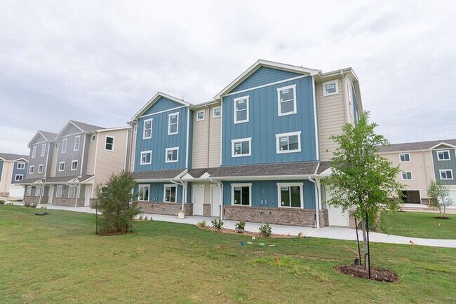 Building Photo - Gorgeous 3-Story Townhomes in Colony Farms...