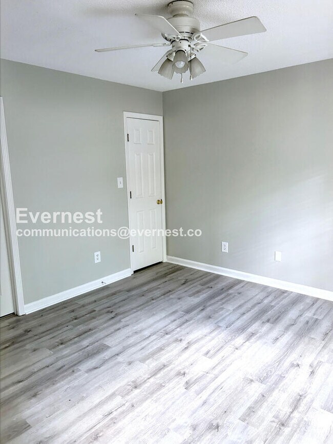 Building Photo - 3 Bed, 2 Bath Home with Garage / Pet-Friendly / Vouchers Accepted / Coming Soon!