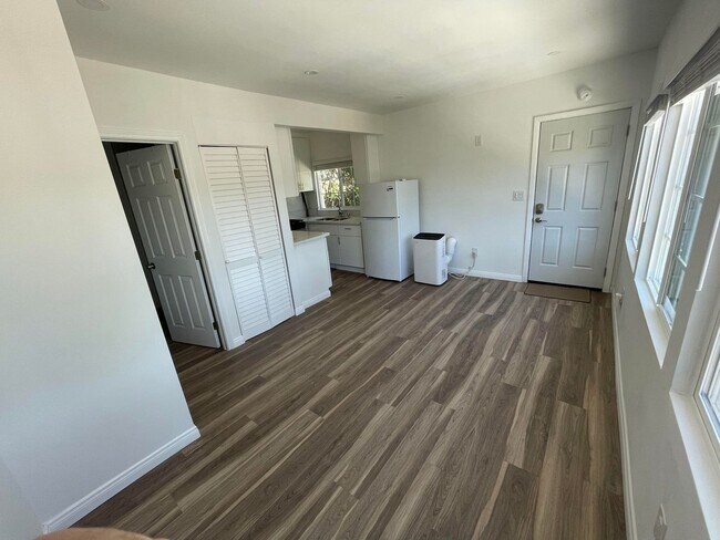 Building Photo - 2nd Floor Studio in the Heart of Highland Park