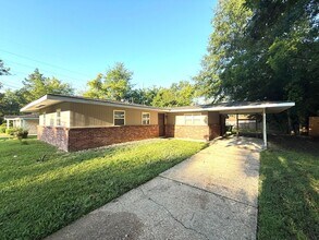 Building Photo - ** 3 Bed 1.5 Bath located off Zelda Road**...