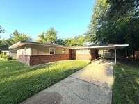 Building Photo - ** 3 Bed 1.5 Bath located off Zelda Road**...
