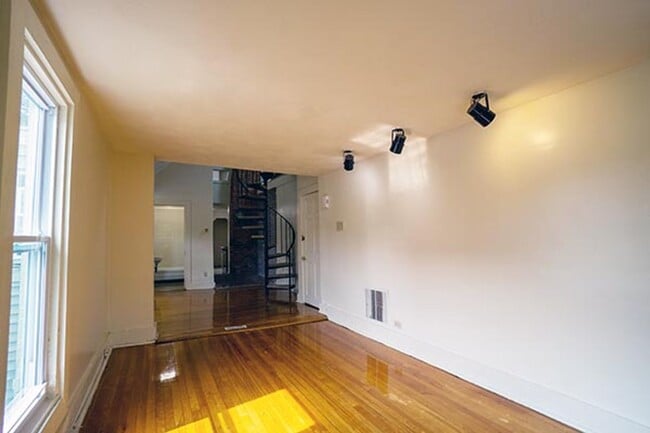 Building Photo - 107 Dell St