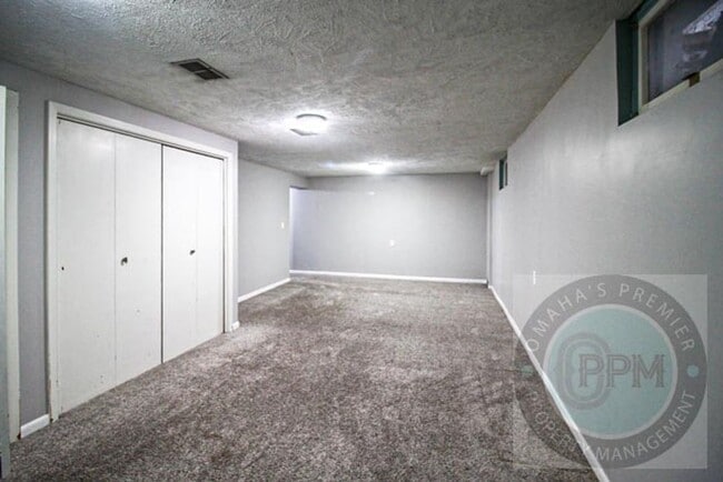Building Photo - Beautiful and Spacious 3 Bedroom / 2 Bath ...