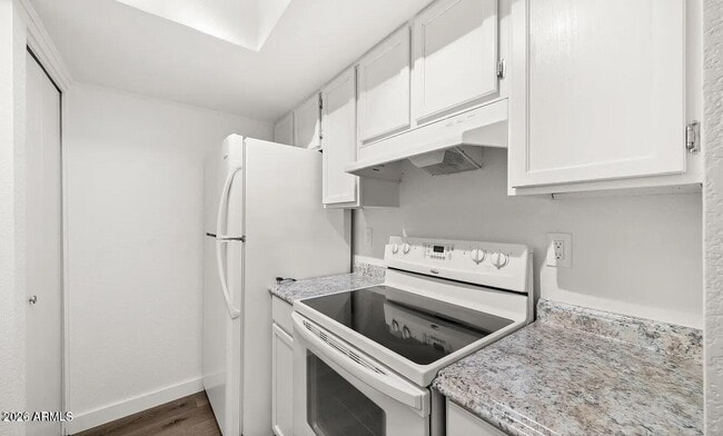 Building Photo - 4211 E Palm Ln