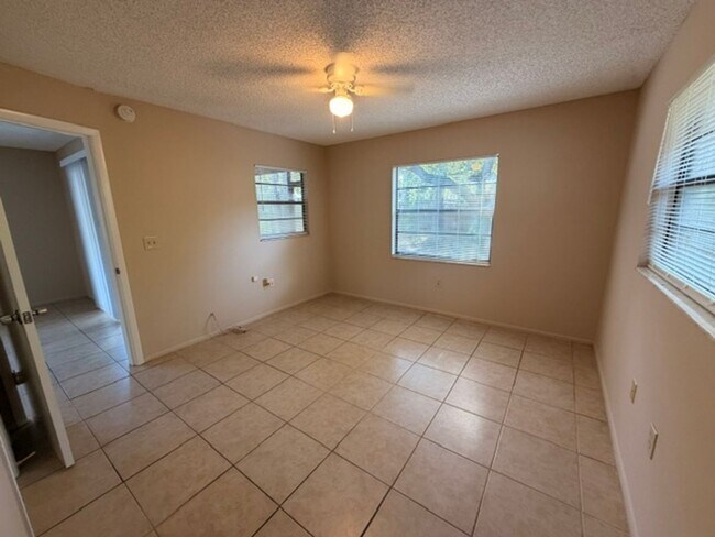 Building Photo - Open and bright 2/2 with garage
