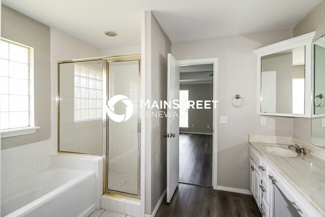 Building Photo - 4 Bedroom Pet-Friendly Home in YUKON, OK with Main Street Renewal