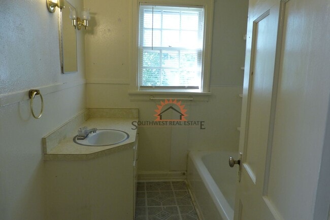 Building Photo - Charming historic 2 bedroom 1 bathroom house