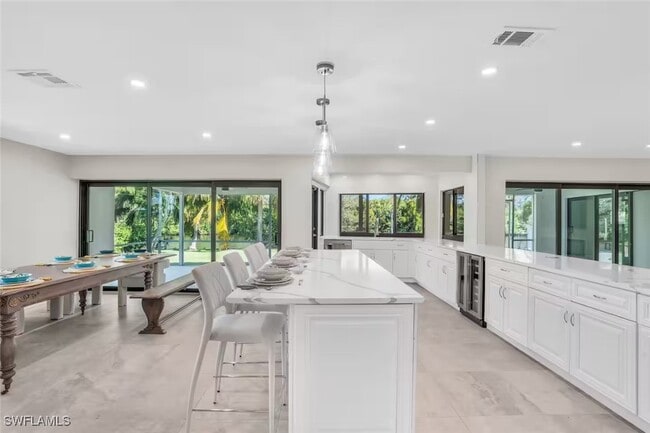 Building Photo - 2201 Longboat Dr
