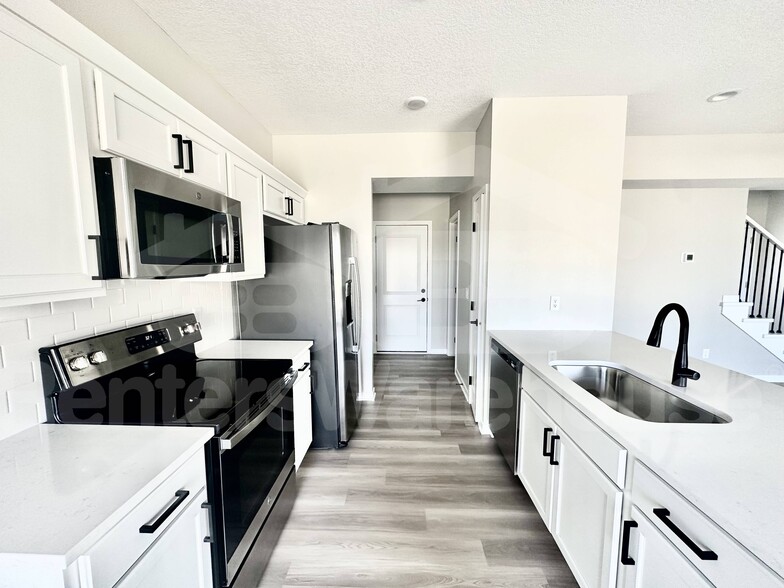 Building Photo - 7000 Lake Hill Dr