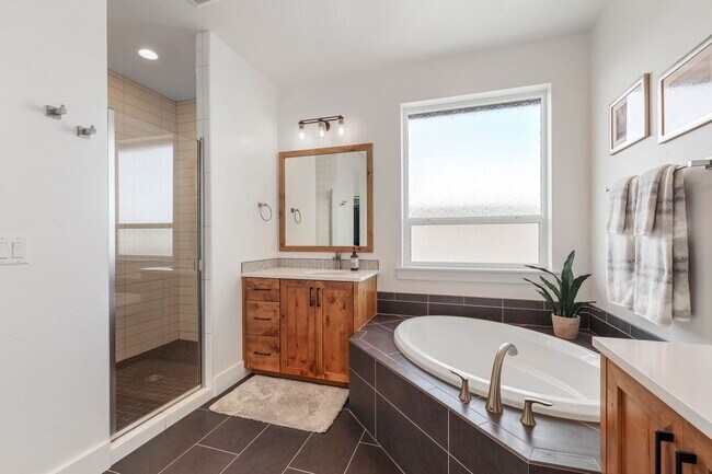 Building Photo - Beautiful 4 bed 2.5 bath home