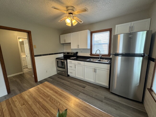Building Photo - “It’s a Fresh Start” — Remodeled 1 Bed with Washer/Dryer Included