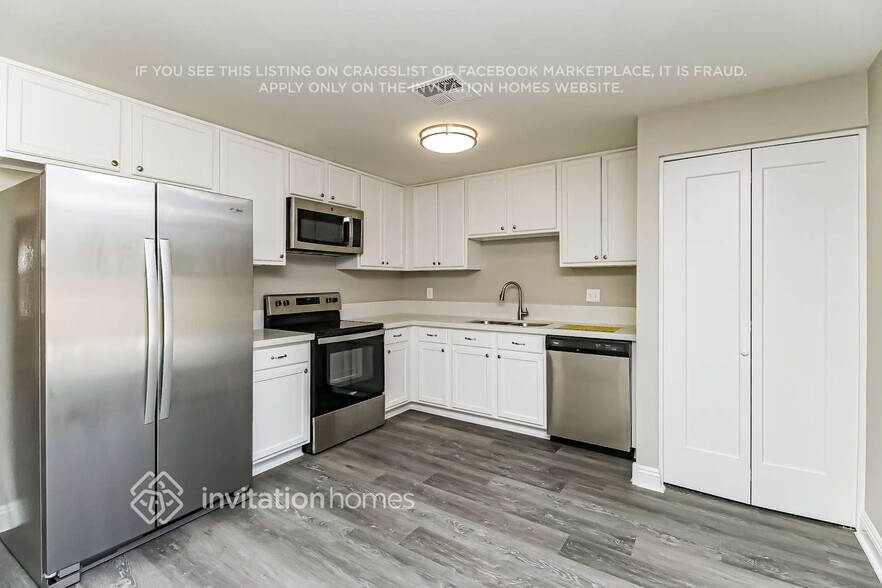 Building Photo - 3718 E Gelding Dr