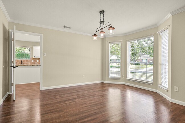 Building Photo - 313 Winding Oak Ln S