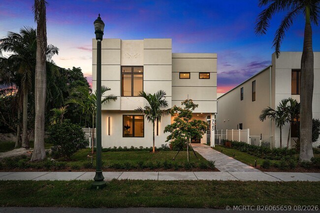 Building Photo - 725 SE 4th Ave