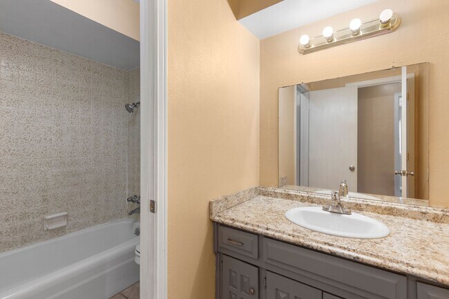 Building Photo - Charming 3-Bedroom, 3-Bathroom Home with S...