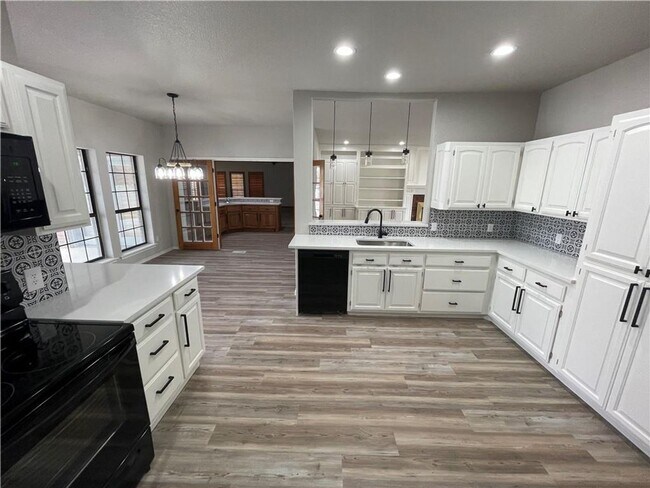 Building Photo - Large Private Oasis FOR RENT in Tuttle!